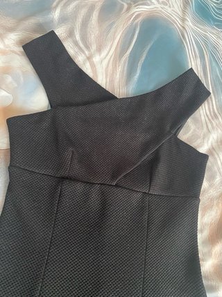 Vestido negro con un sutil brillo