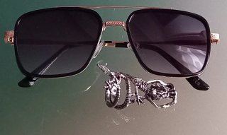Gafas sol y anillo dragón