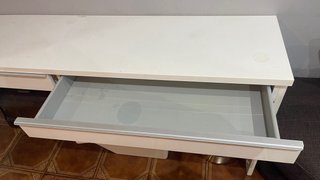 Mesa recibidor blanca
