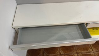 Mesa recibidor blanca