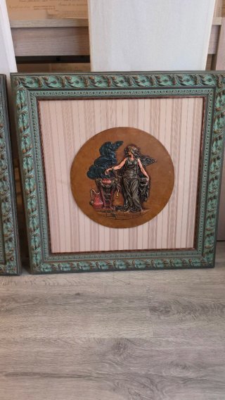 Cuadros decorativos vintage con marco ornamentado.