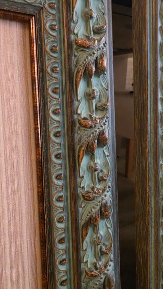 Cuadros decorativos vintage con marco ornamentado.