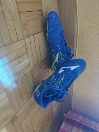 Zapatillas de fútbol azules y amarillas