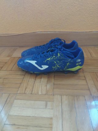 Zapatillas de fútbol azules y amarillas