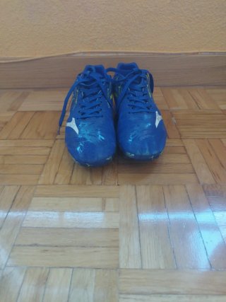 Zapatillas de fútbol azules y amarillas