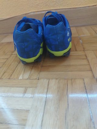 Zapatillas de fútbol azules y amarillas