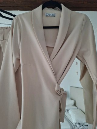 Traje pantalón y chaqueta beige