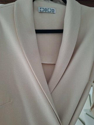 Traje pantalón y chaqueta beige