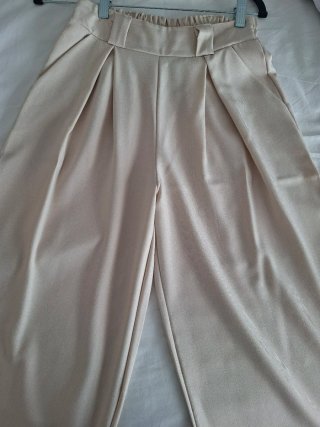 Traje pantalón y chaqueta beige