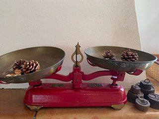 Balanza antigua de cocina roja