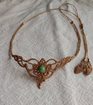 Gargantilla macramé estilo élfico con piedra verde