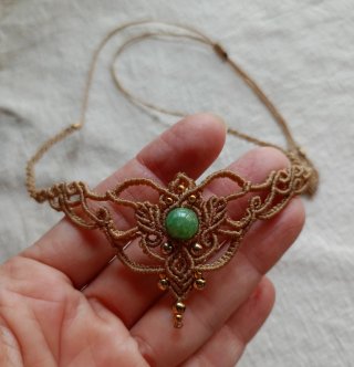 Gargantilla macramé estilo élfico con piedra verde