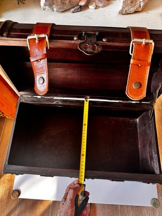 Baúl de madera con detalles en cuero