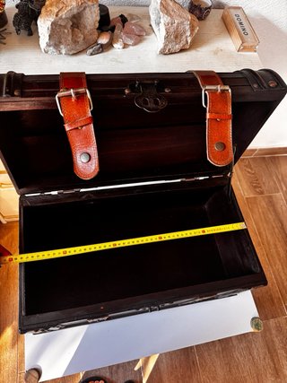Baúl de madera con detalles en cuero