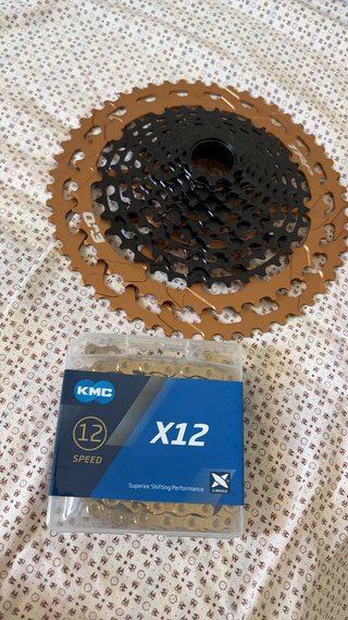 Cassette TRP evo Oro 12v + Cadena KMC X12 Dorada