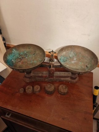 Báscula antigua de cobre con platos