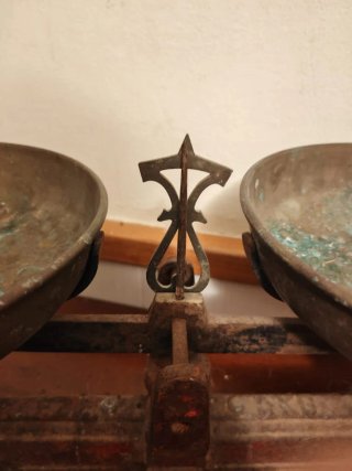 Báscula antigua de cobre con platos