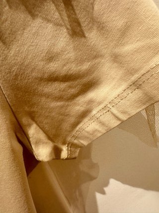 Camiseta beige con volantes talla S
