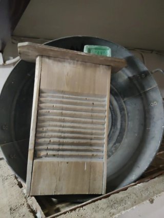 Tabla de lavar antigua y barreño