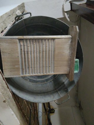 Tabla de lavar antigua y barreño
