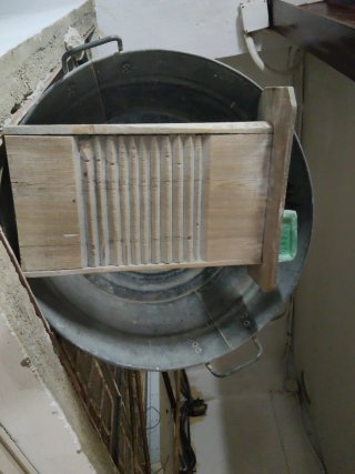 Tabla de lavar antigua y barreño