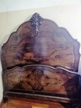 Cama y mesita de noche antiguas de palma de nogal
