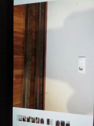 Cama y mesita de noche antiguas de palma de nogal