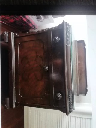 Cama y mesita de noche antiguas de palma de nogal