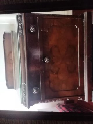 Cama y mesita de noche antiguas de palma de nogal