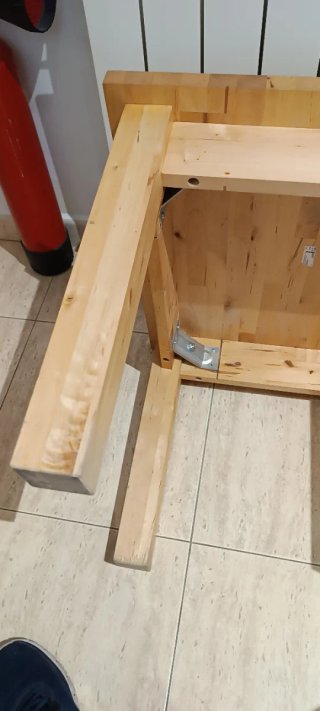 Mesita auxiliar madera Ikea.