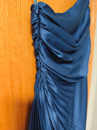 Vestido fiesta asimétrico plisado
