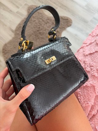 Bolso negro piel serpiente