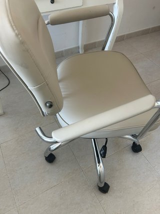 Silla de escritorio color crema