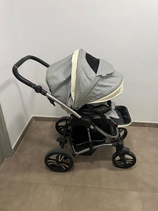 Carrito de bebé gris y blanco