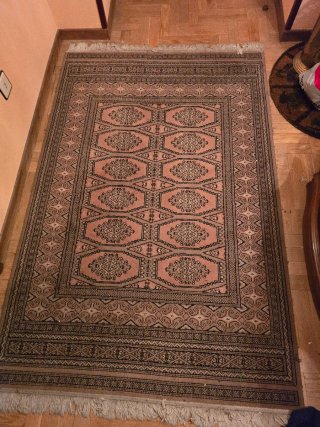 Alfombra de lana rosa y marrón