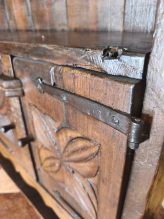 Alacena / Mueble Rústico de Madera Maciza Tallada
