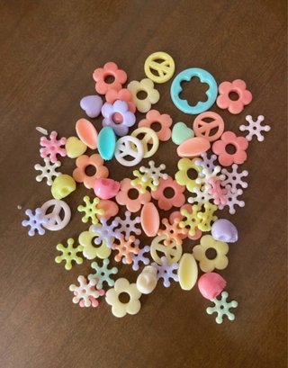Perline miste a forma di fiori e pace