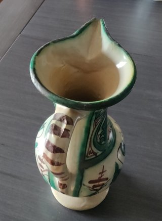 Jarra cerámica decorada verde y beige