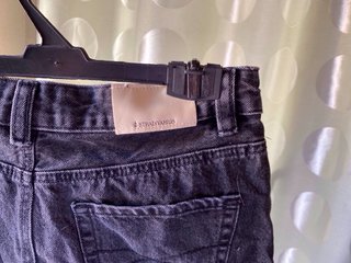 Falda vaquera negra Stradivarius.