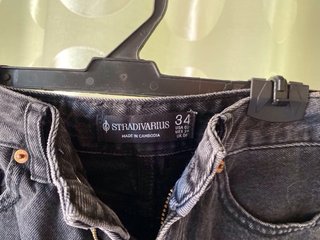 Falda vaquera negra Stradivarius.