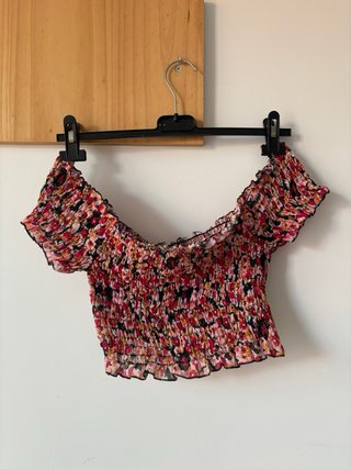 Top floral rosa negro off-shoulder escote cruzado