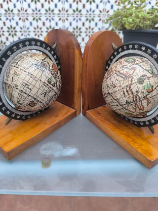 Coppia di supporti per libri vintage con design di globi terrestri