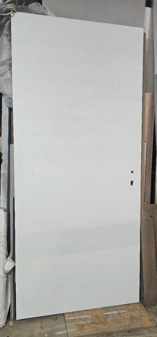 Puerta de madera maciza con paneles