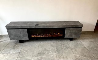 Elegante Mueble con chimenea decorativa