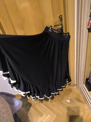 Falda flamenca negra volantes. Largo 73cm. Cint.32