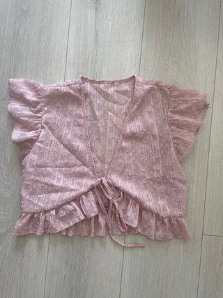 Top rosa con volantes y lazada