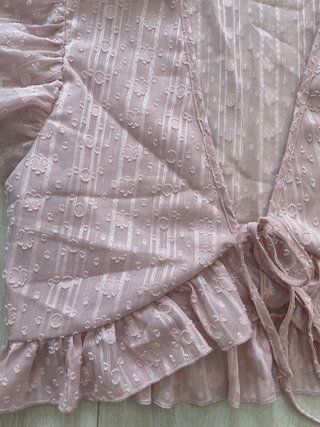 Top rosa con volantes y lazada