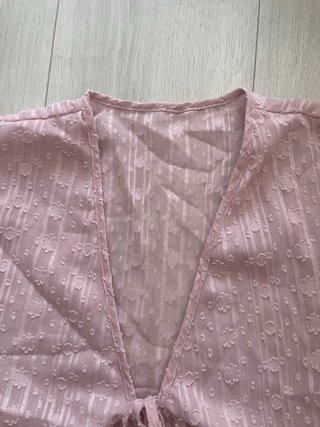 Top rosa con volantes y lazada