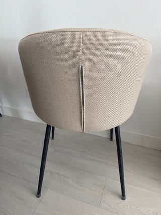 Sillas de comedor beige y negras