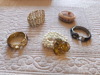 Lote de 5 Pulseras Doradas y Multicolor